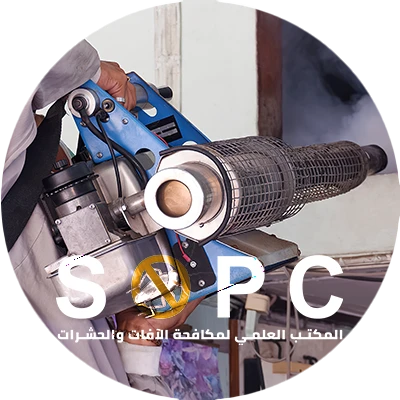 عامل مكافحة حشرات يرش مبيدًا كيميائيًا داخل المنزل للقضاء على الآفات مثل النمل